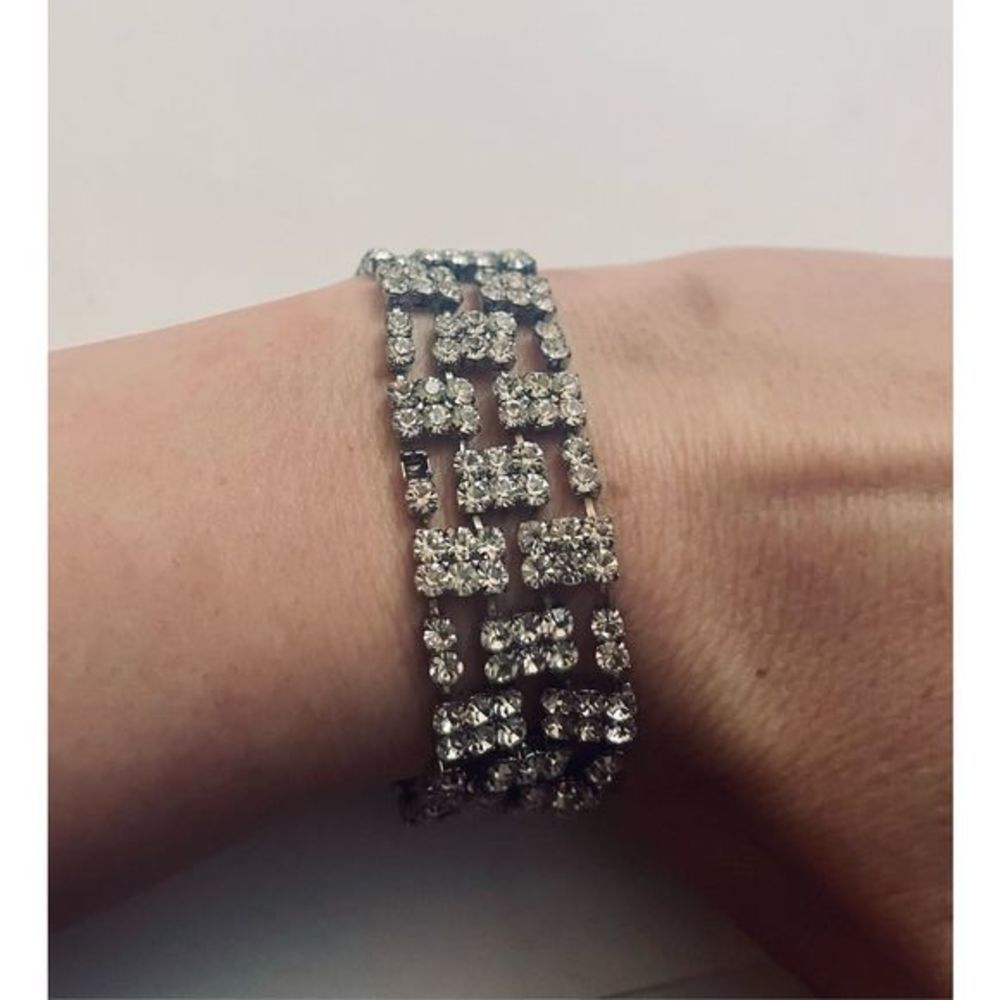 PRETTY SILVER SPARKLE BLING BRACELET